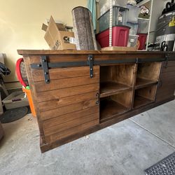 TV Stand/entertainment Center