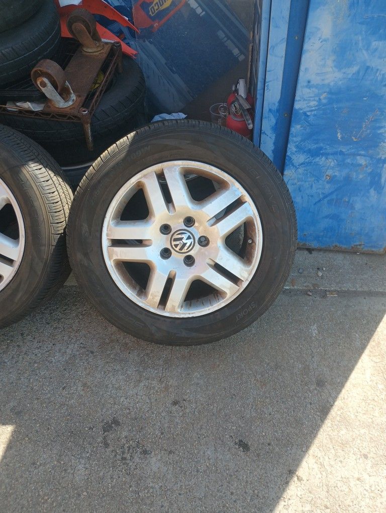 4-   255/55/18 VW Aluminum Rims 