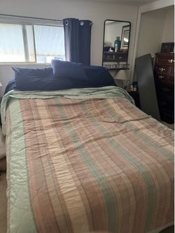 Adjustable bed with vibration mode on foot and head