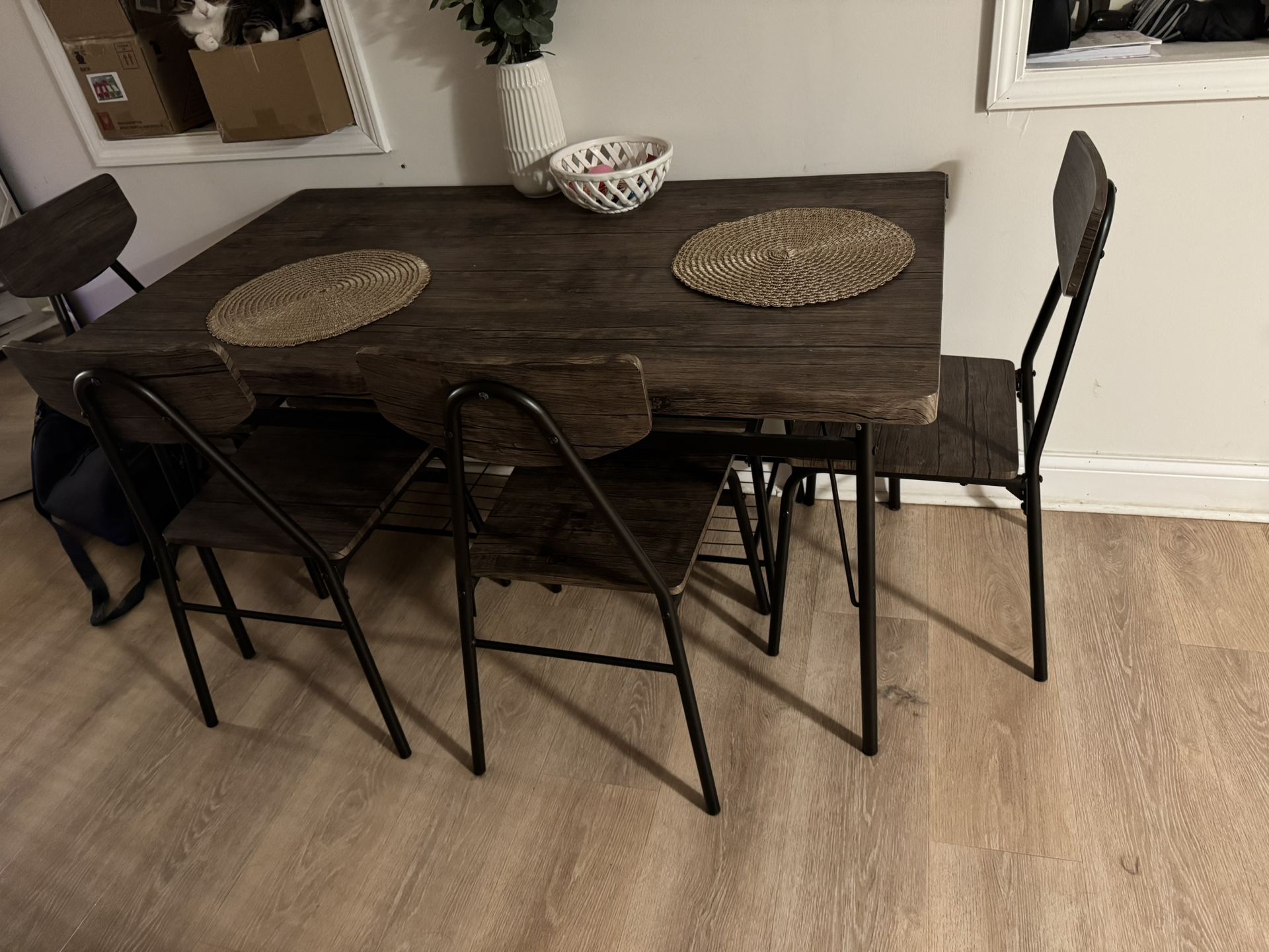 Dining table for up to 6 people