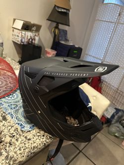 100% Status Helmet 50$