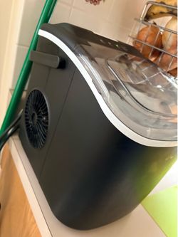 Countertop ice maker
