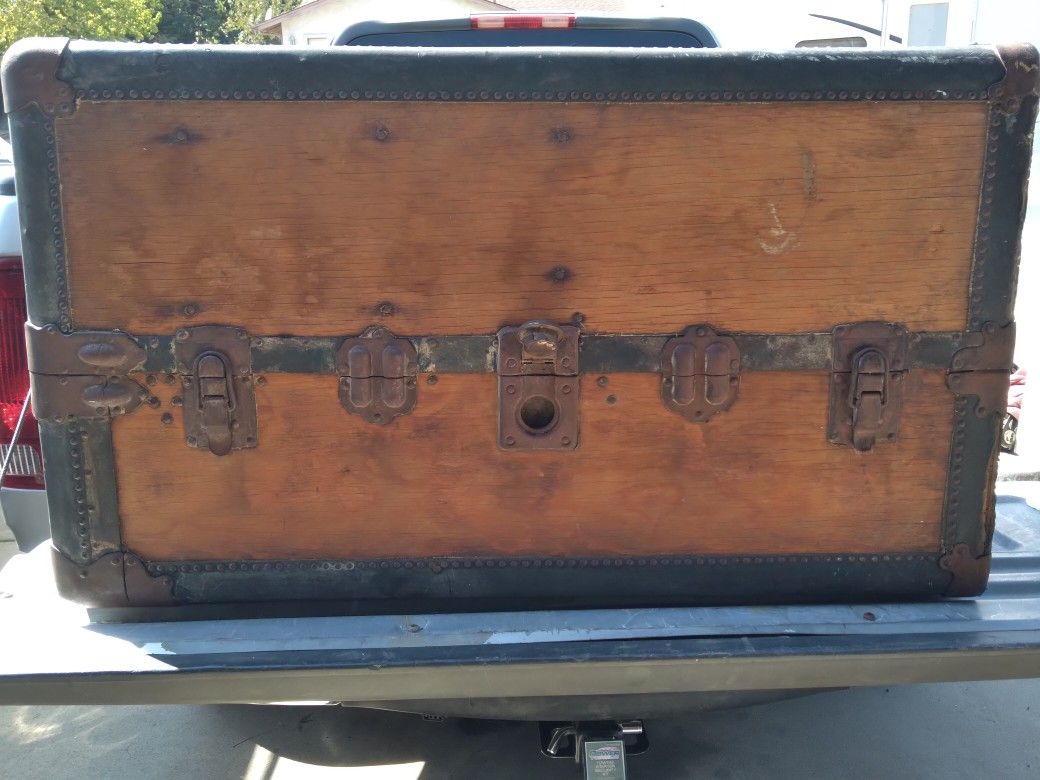 VINTAGE STEAMER WARDROBE TRUNK 1920'S.