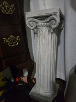 Grey/white Roman Column