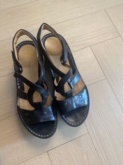 New Clark’s women sandals size 8.5