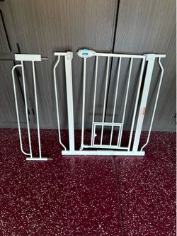 Carlson baby/pet gate with pet door