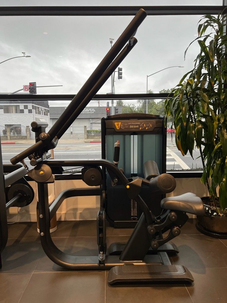 Matrix ultra lat pull down commercial gym equipment exercise fitness weight machine