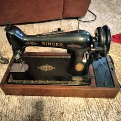 SINGER!INTERESTED? GIVE ME A PRICE!SINGER Sewing Machine 1950's