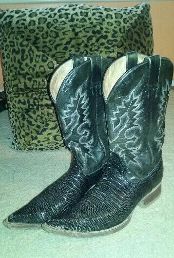 HOUSTER BOOTS SIZE 9. TRIBOLERAS NO TRADES, CASH ONLY.
