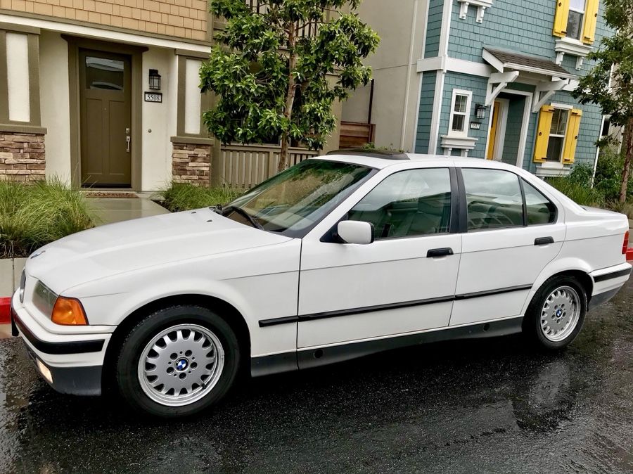 93 Bmw E36 325i 2 owners. Well maintained. Low miles