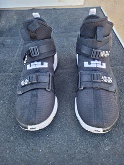 BASKETBALL SHOES