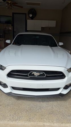 Ford mustang GT white