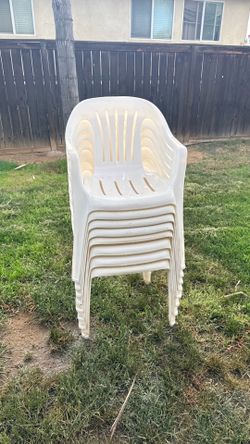 8x plastic chairs