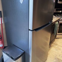 18cuft Amana Fridge - Stainless