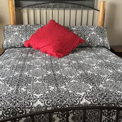 Queen Quilt & 2 Shams Lightweight $25 for Set