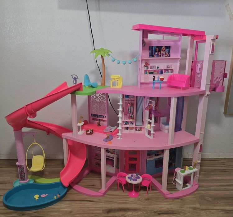 Barbie Dreamhouse Pool Party Doll House.