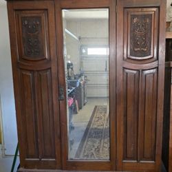EARLY 20TH CENTURY ANTIQUE WARDROBE/CLOSET