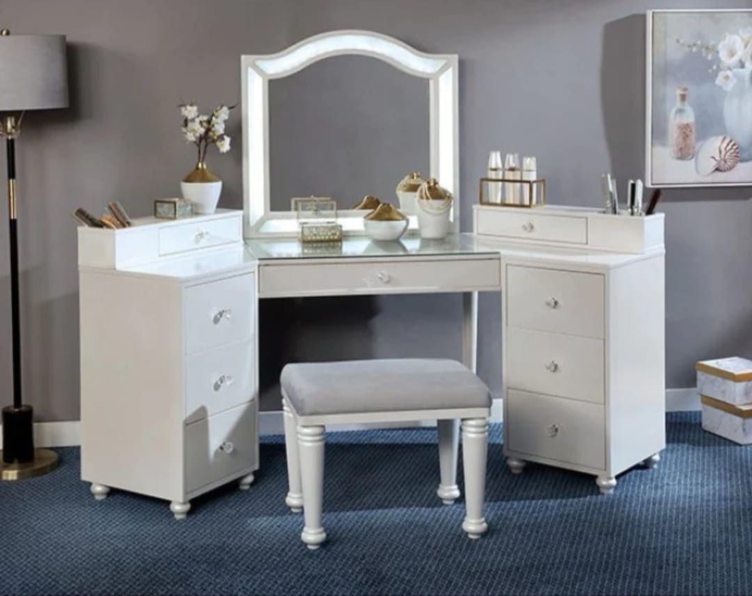 Tracie Luminous White Vanity
Furniture of America