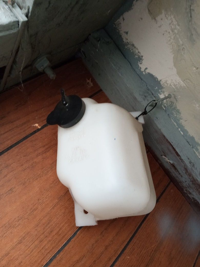 Windshield wiper Water Tank