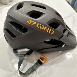 Giro Bicycle Helmet With MIPS 