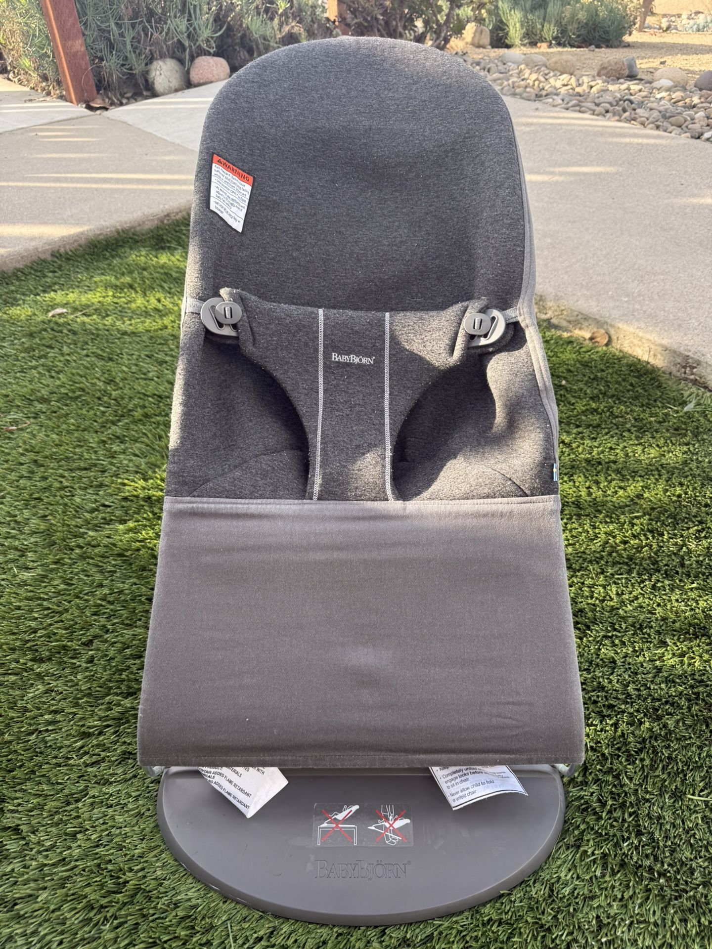 BabyBjörn baby bouncer in gray