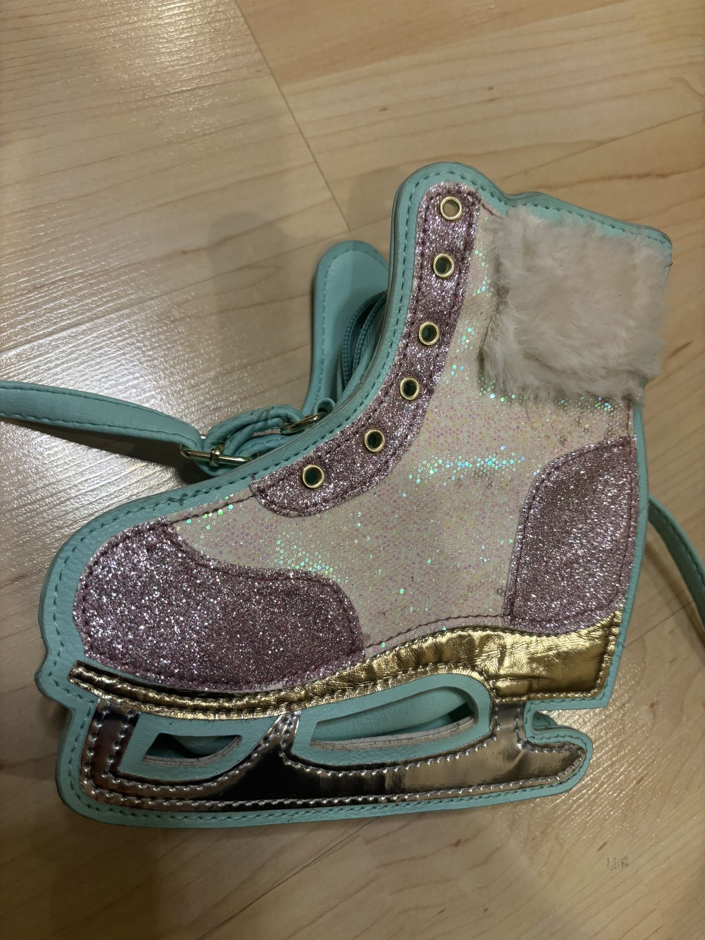 Crossbody Shaped Like An Ice Skate