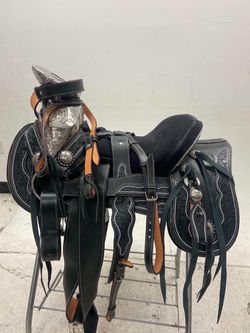 Montura charra de cuero cincelada a mano con fuste plateado