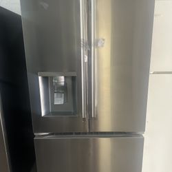 New 33 Wide French Door Refrigerator 