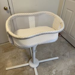HALO Bassinest Swivel Sleeper in Nautical Net – Great Condition