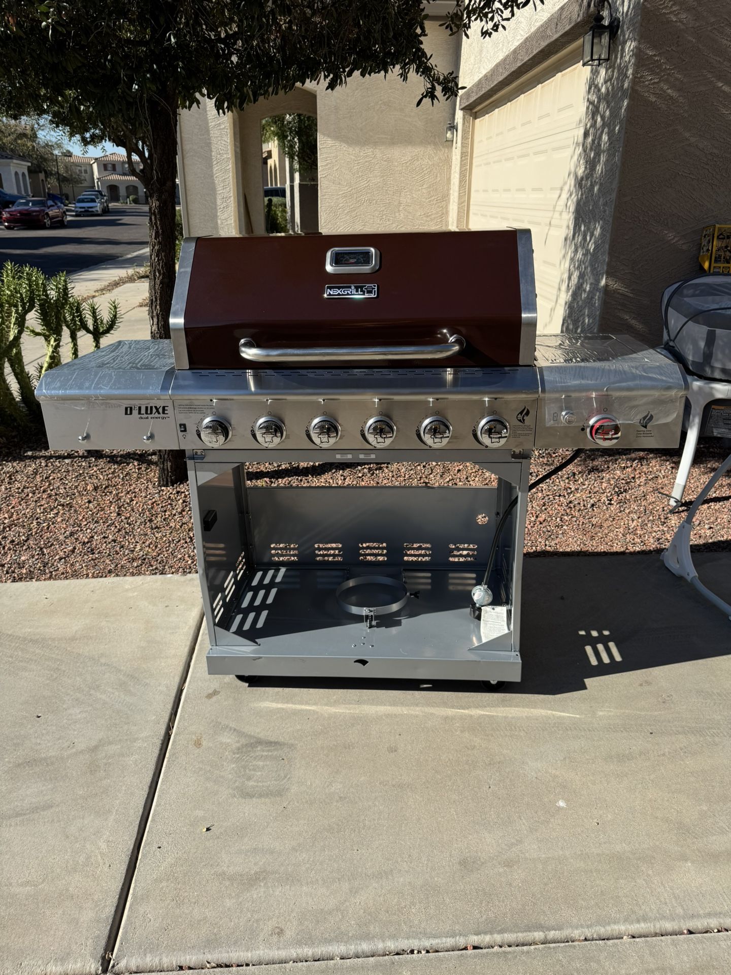 6-Burner Gas BBQ Grill- Read The Description