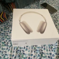 Lightly Used AirPod Maxs Starlight 
