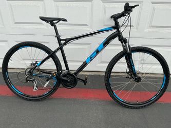 GT aggressor pro mountain bike 24 speed front suspencion