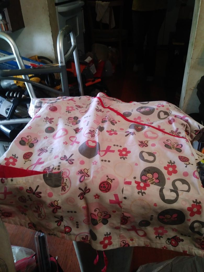 SCRUB SHIRT SIZE. M. IT HAS 3 POCKETS