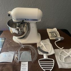 KitchenAid Artisan  325 Watt White Tilt Head Mixer NEW with 8 Attachments