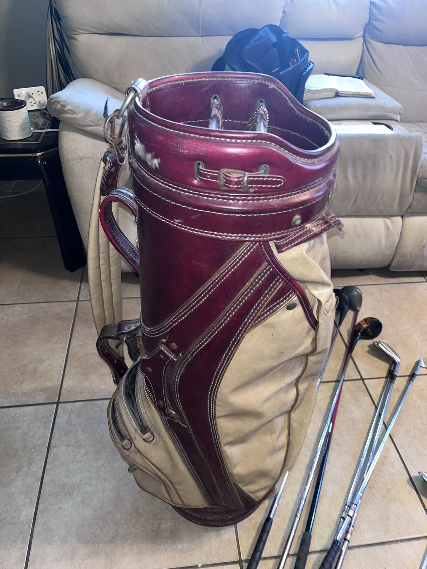 Gold Bag And Clubs