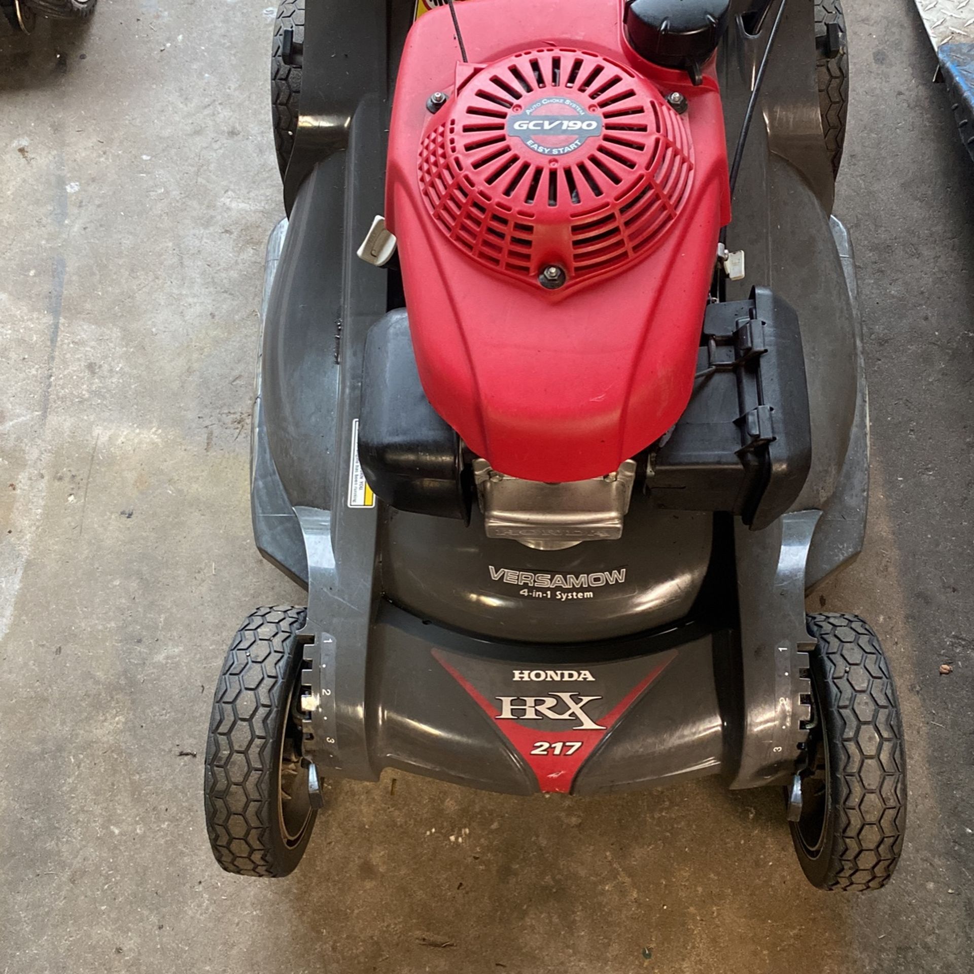 Honda lawnmower this is the big one Honda HRX 2 17 million war in one system what does a Honda motor on this one complete this is like new o ones like