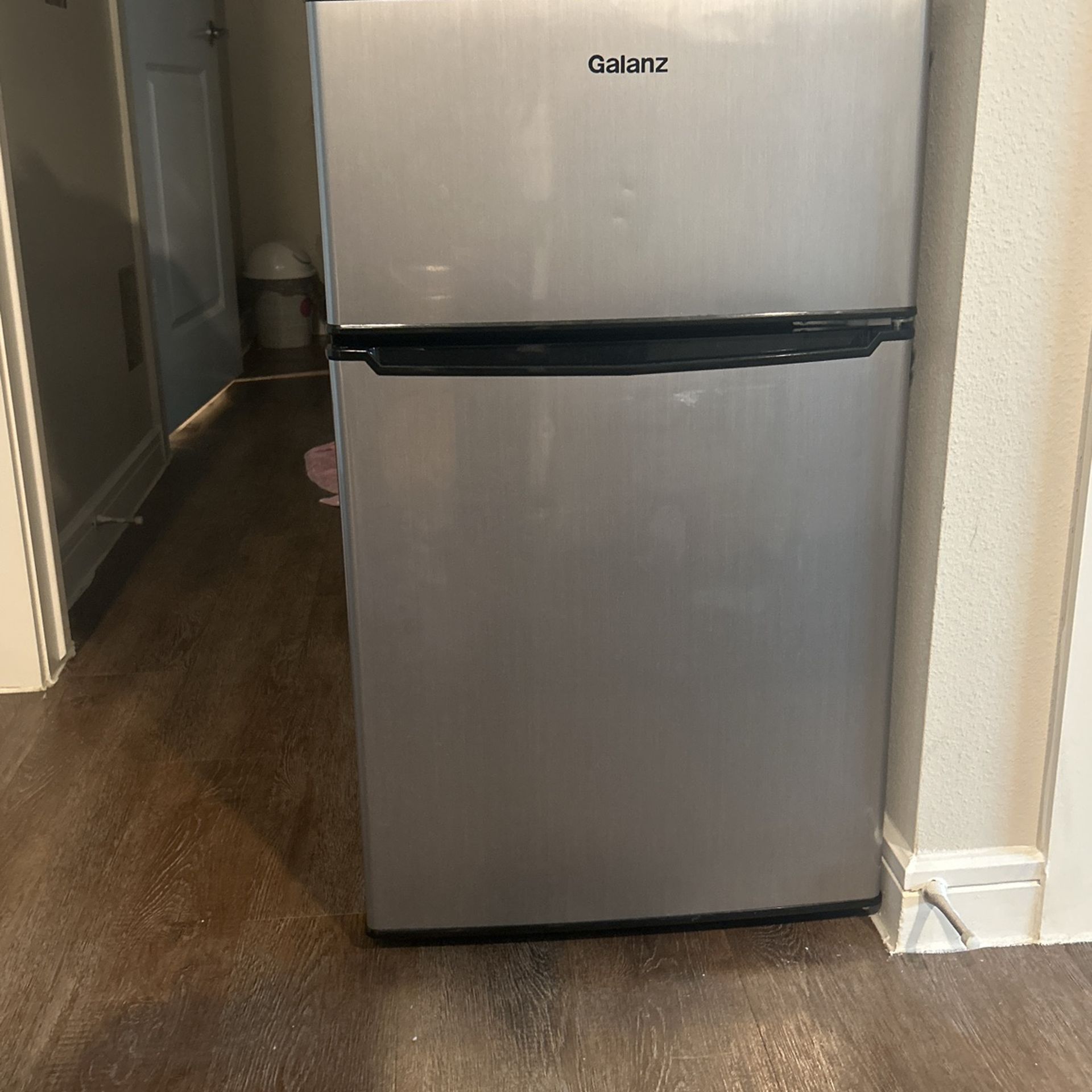 Mini Fridge With Freezer For Sale $100