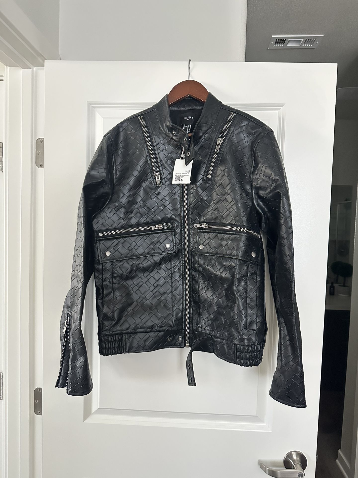 FOREVER 21 MEN’s Black Leather Jacket with Zipper Details MED - NWT