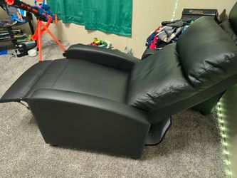 4 Recliner Chairs
