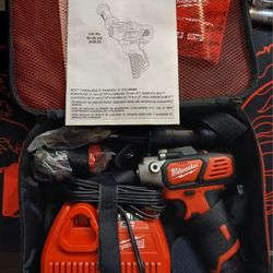 Milwaukee M12 cordless sander and polisher kit