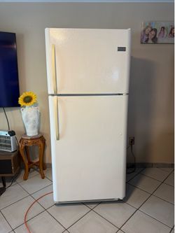 Fridgidaire - 12 cu. ft. Garage Ready Top Freezer Refrigerator in White, ENERGY STAR