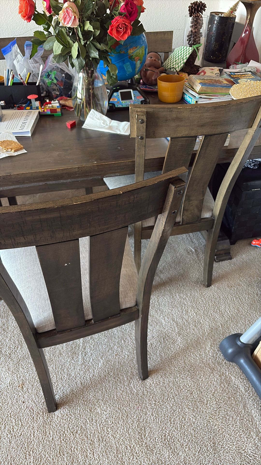 Dinning Table With 6 Chairs. Barely Used