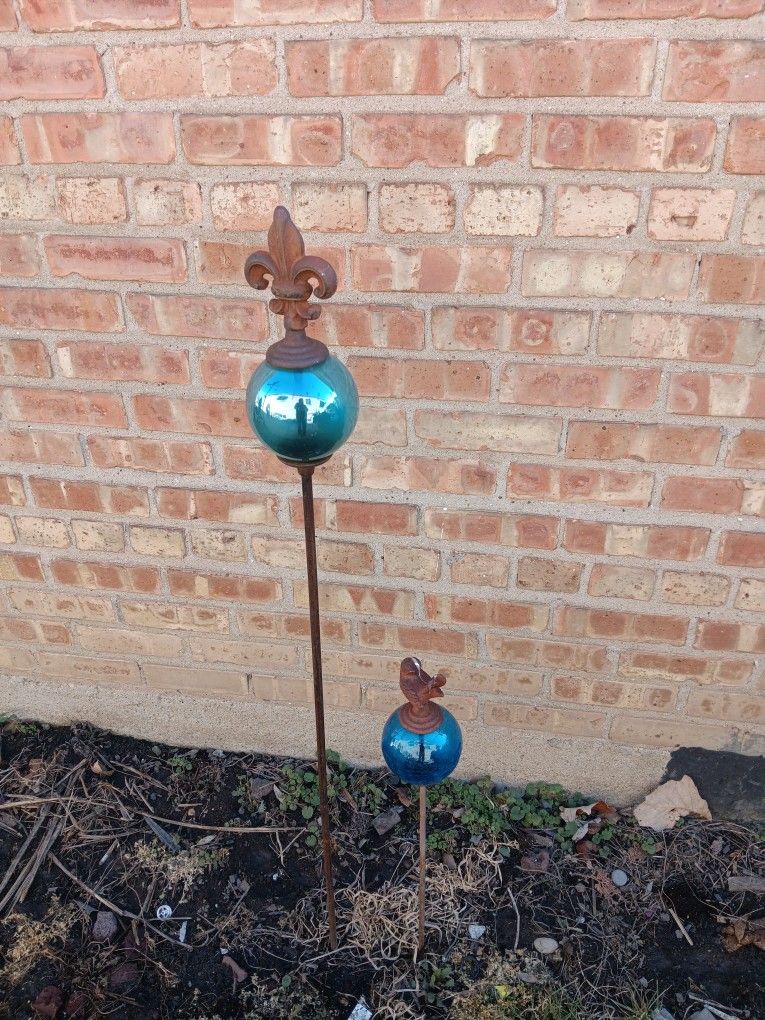 Set Of Two Pieces Cast Iron W/ Glass Bowl Outdoor Decor