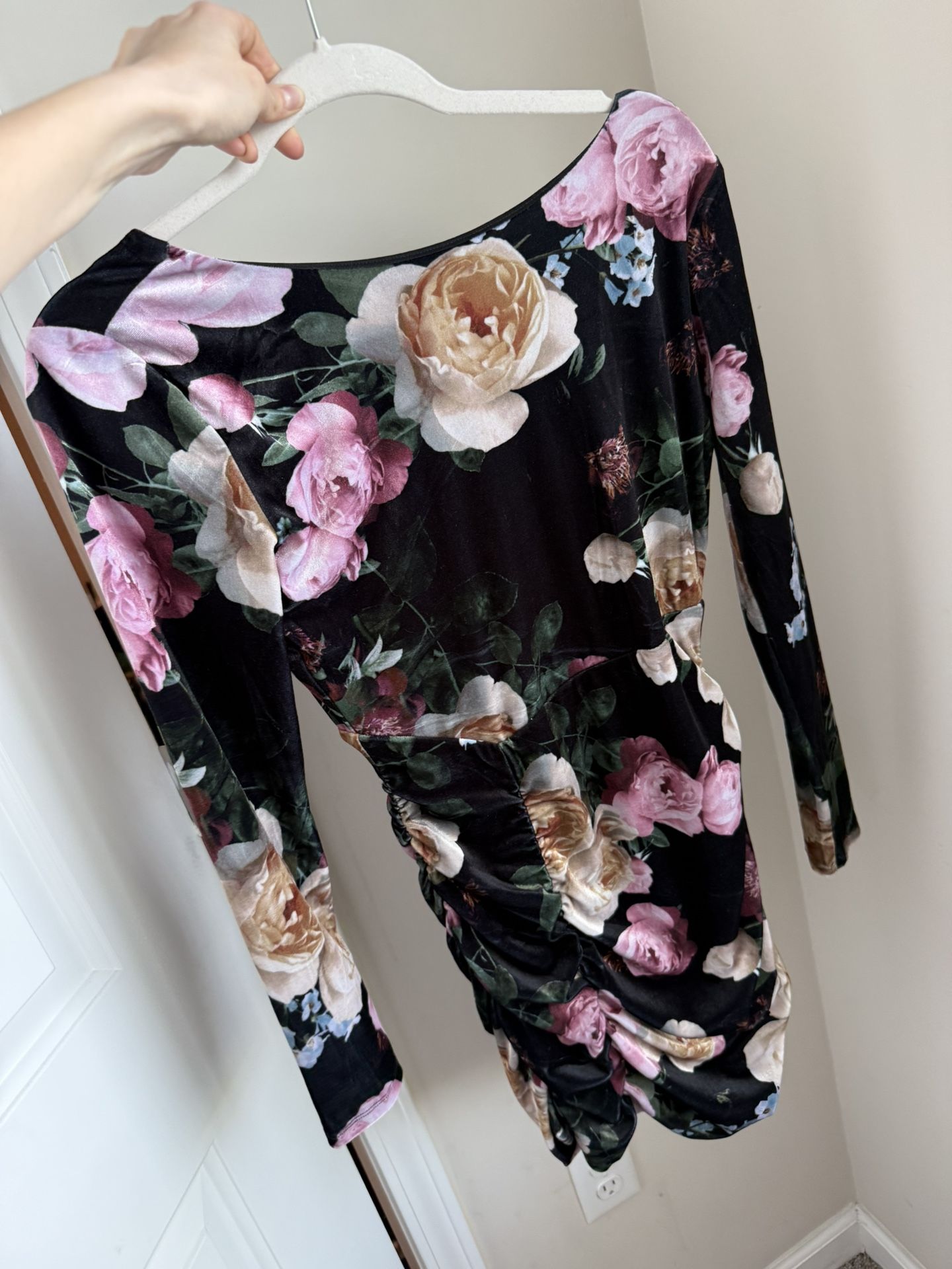 Velvet Flowers Dress With Open Back 
