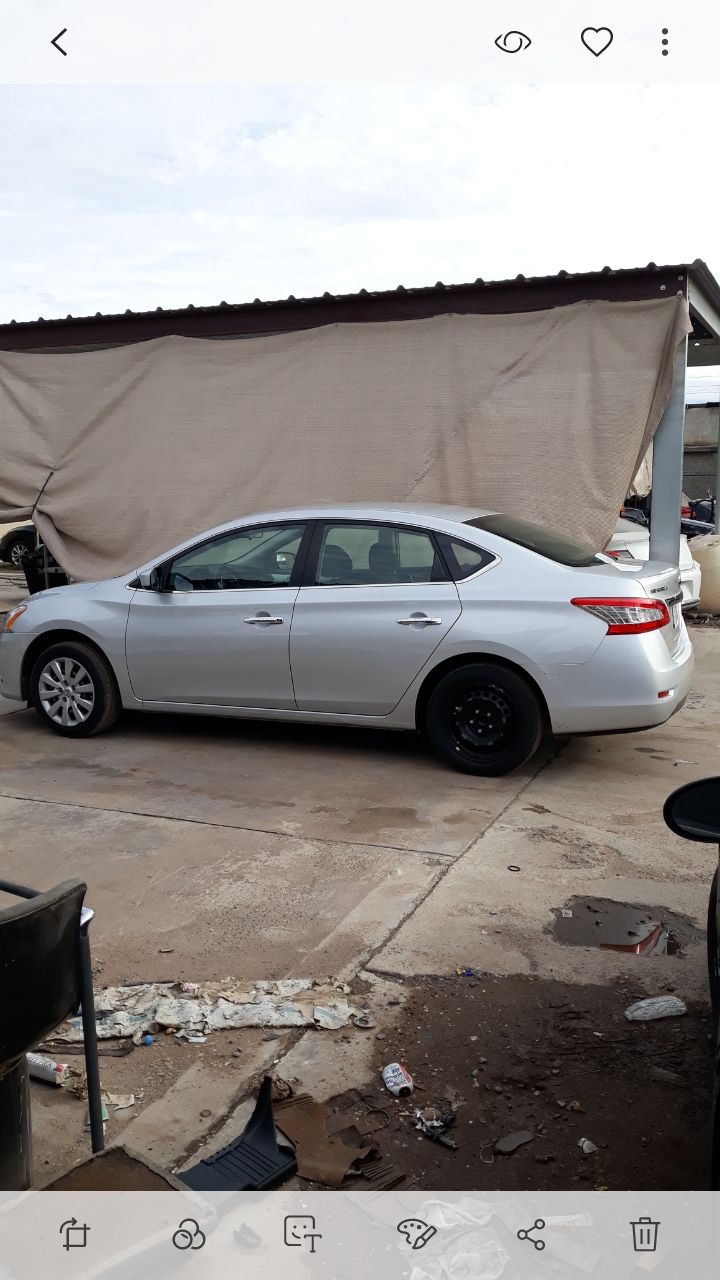 Vendo un 2014 Nissan Sentra sv titulo regular fue chocado de enfrente solo se le puso las dos luces el fender y la defensa 43.000 millas $6700.