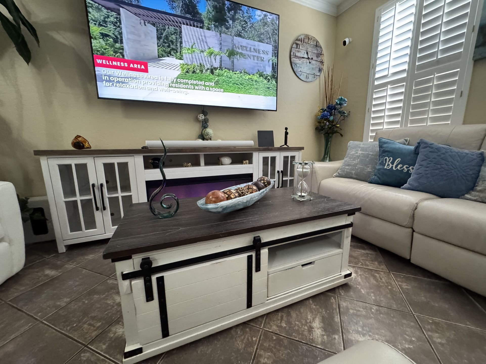 Beautiful White Farmhouse Coffee Table In Excellent Condition