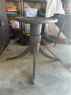 Table good condition 25” diameter x 28” H $25