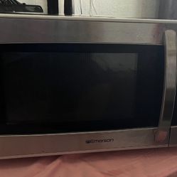 EMERSON STAINLESS STEEL 1.1 CU. FT. FRONT FINISH MICROWAVE OVEN 