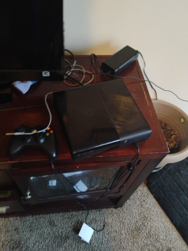 Xbox 360 And 1 Controller