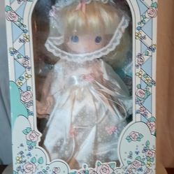Colection Precious Moments wedding  Bride 10 Inches tall Thumbnail
